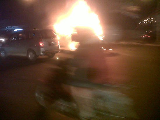 Foto Kebakaran Mobil Soekarno-Hatta Bandung 3