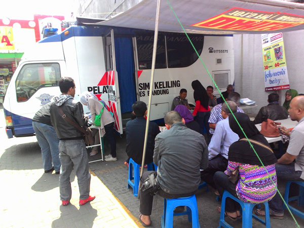 Suasana Pelayanan SIM Keliling Bandung di Yogya Gatot Subroto